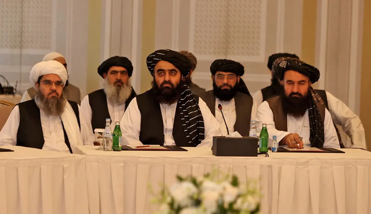 <p>Delegasi Taliban Shahabuddin Delawar (kiri), Mullah Abdul Ghani Baradar, dan Khairullah Khairkhwa (kanan) bertemu diplomat asing di Doha, Qatar, Selasa (12/10/2021). Taliban mencari pengakuan serta bantuan untuk menghindari bencana kemanusiaan usai kembali berkuasa di Afghanistan. (KARIM JAAFAR/AFP)</p>