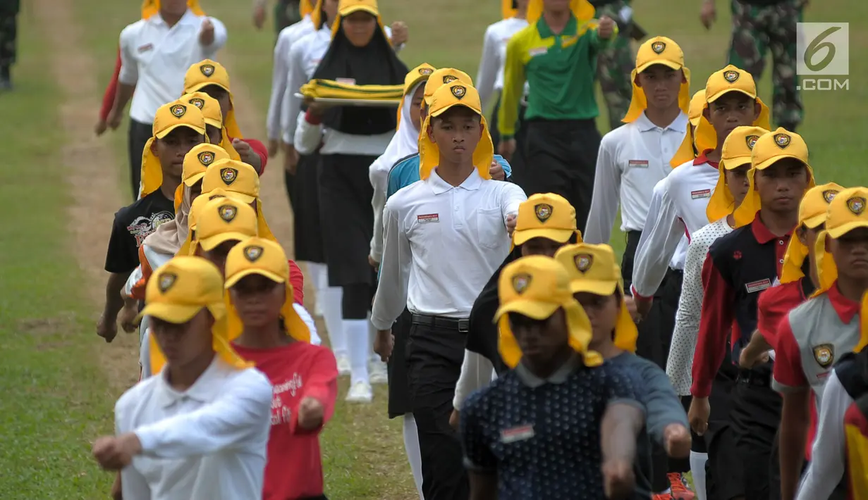 Sejumlah calon Paskibraka melakukan latihan berbaris sambil membawa bendera latihan di PPPON, Cibubur, Jakarta, Senin (31/7). Memasuki hari ke-7, calon Paskibraka matangkan latihan menaikan bedera. (Liputan6.com/Yoppy Renato)