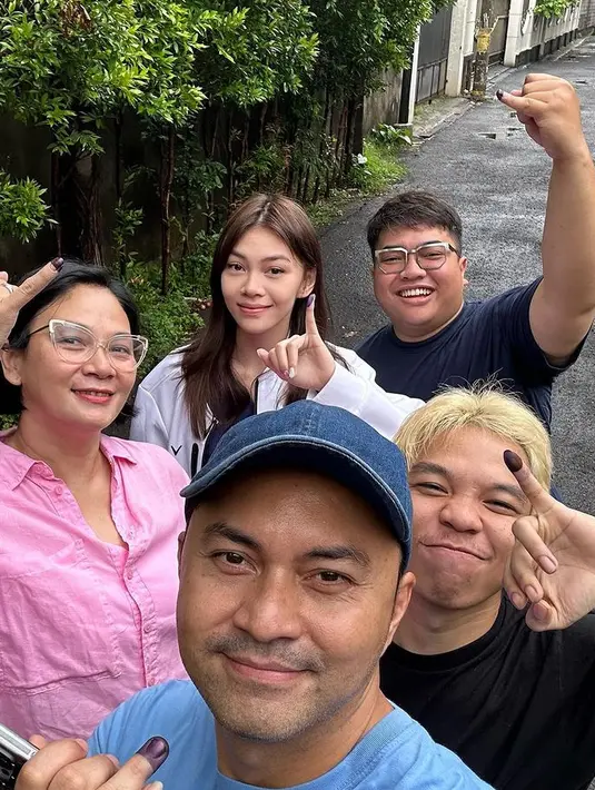 Keluarga Dian Nitami dan Anjasmara bersama-sama menunjukan tinta ungu tanda mereka telah memberikan hak suaranya. Mereka pun tampil santai dengan outfitnya. [@bu_deedee]