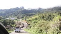 Jalanan pegunungan Papua rute angkutan mobil mewah (Liputan6.com / Katharina Janur)