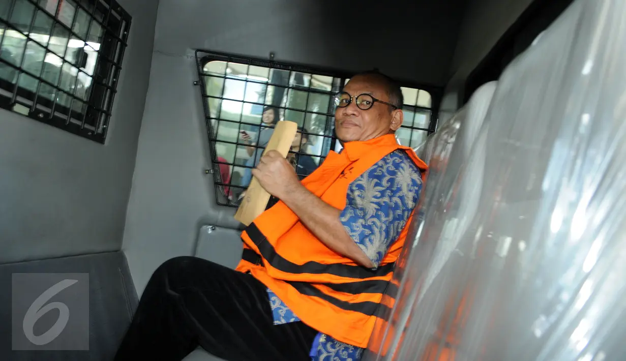 Pengusaha Yogan Askan berada dalam mobil tahanan usai menjalani pemeriksaan perdana di gedung KPK, Jakarta, Jumat (15/7). Nilai suap terjadi dalam proyek senilai Rp 300 miliar untuk pembangunan 12 ruas jalan. (Liputan6.com/Helmi Afandi)