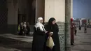 Wanita Muslim menunggu setelah melaksanakan salat di masjid Hassan II di Casablanca, Maroko (7/2/2020). Masjid ini dibangun menjorok ke samudra Atlantik membuatnya terlihat seakan akan berada di tengah laut layaknya sebuah masjid yang benar benar terapung. (AP Photo/Mosaab Elshamy)