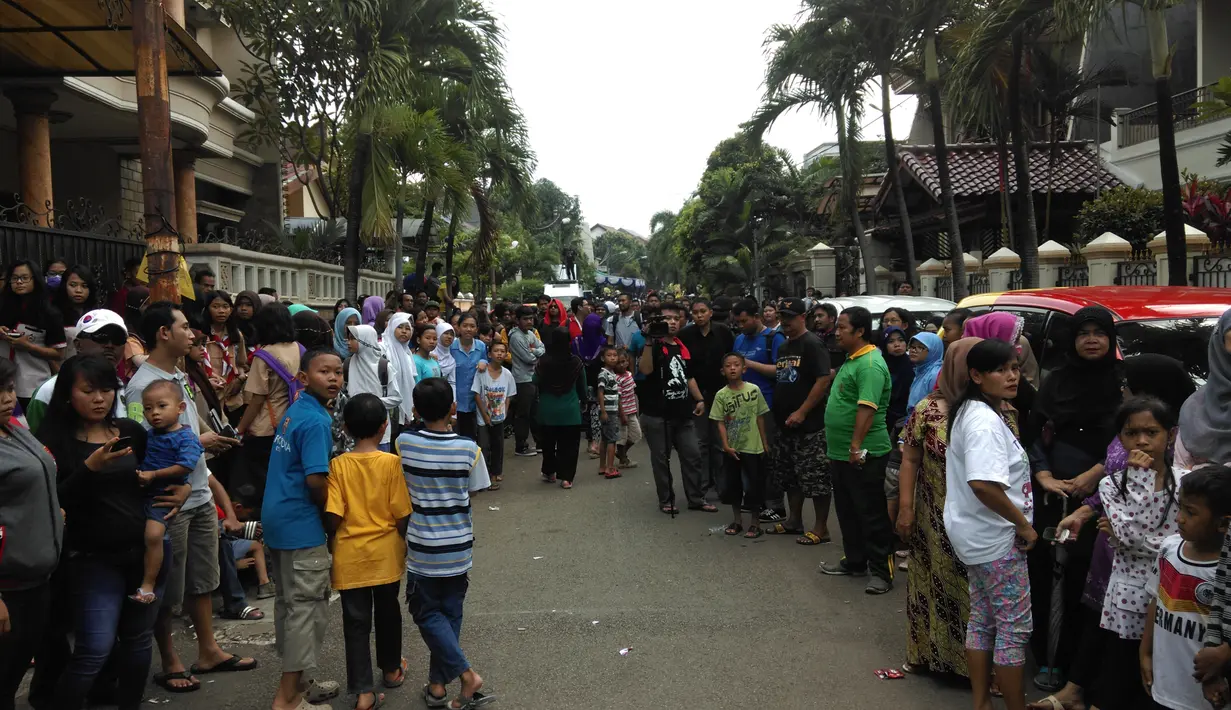 Ribuan masyarakat datang meramaikan area rumah kediaman almarhum Olga Syahputra, Jakarta, Sabtu (28/3/2015). Mereka ingin memberikan penghormatan terakhir untuk Olga Syahputra. (Liputan6.com/Fachrur Rozie)