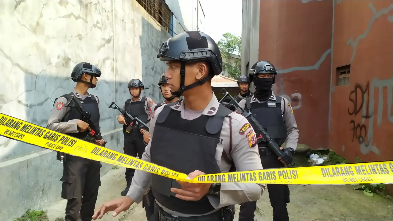 Densus 88 Antiteror Mabes Polri menggelar olah TKP di rumah terduga teroris E di Cibinong, Bogor, Sabtu (18/5/2019).