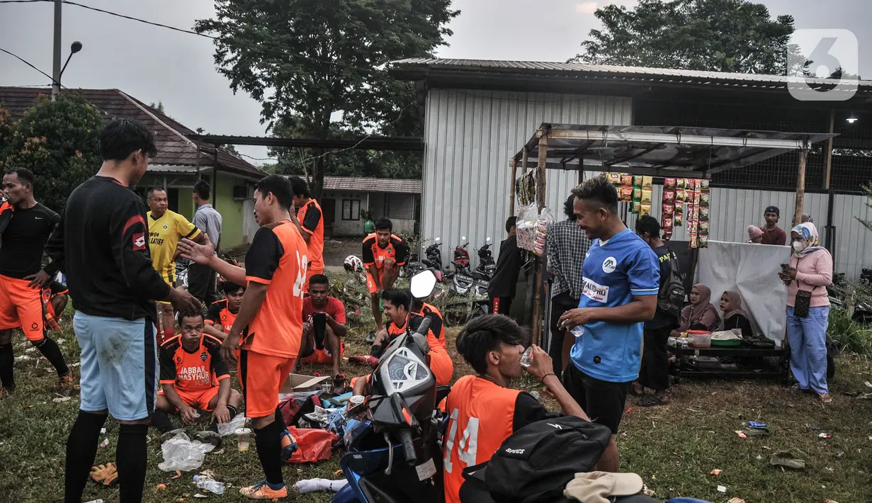 Salah satu tim sepak bola saat isirahat babak selama pertandingan 'Liga Kocok' di Desa Ragajaya, Bojong Gede, Kabupaten Bogor, Jawa Barat, Minggu (17/10/2021). (merdeka.com/Iqbal S. Nugroho)