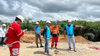 Direktur Operasi dan Pengembangan Usaha PT PLN Nusa Daya, Reny Wahyu Setiaswan bersama dengan VP Operasi PT PLN Nusa Daya, Joko Nur Astanto bersama Tim dan Mitra meninjau langsung progres kesiapan back up daya PLN Nusa Daya di IKN.