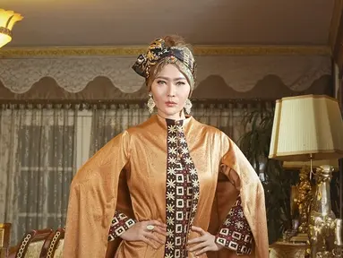 Gaya elegan Inul Daratista mengenakan busana berwarna oranye, lengkap dengan turban di kepalanya. Turban yang dipakainya kali ini berwarna coklat keemasan yang melambangkan keeleganan. (KapanLagi.com/Bambang E Ros)