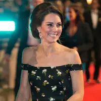 Kate Middleton memperlihatkan senyum manisnya saat tiba di ajang British Academy of Film and Television Awards (BAFTA) di London, Britain, Minggu (12/2). (AFP PHOTO/ DANIEL LEAL-OLIVAS)