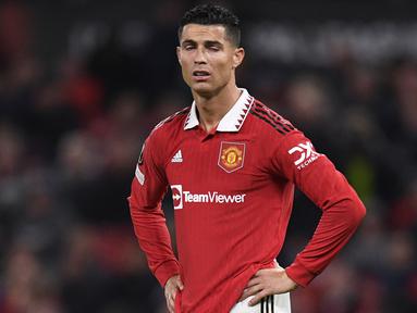 Setelah tak lagi membela Manchester United, Cristiano Ronaldo dikabarkan telah menjalin hubungan dengan salah satu klub di Saudi Pro League, Al-Nassr. CR-7 pun kini dikabarkan telah berkomitmen untuk segera bergabung dengan Al-Nassr dengan kesepakatan kontrak selama 2,5 tahun dan akan menetap di Arab Saudi hingga 2030. Jika jadi kenyataan, bintang Portugal tersebut akan mengikuti jejak 7 pemain top Eropa terakhir berikut yang lebih dahulu berkarier di Arab Saudi. Berikut ketujuh pemain tersebut. (AFP/Oli Scarff)
