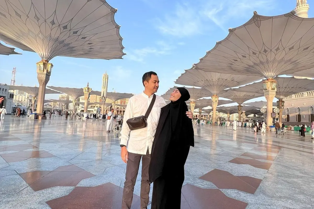 Potret mesra Ayu Dewi dan Regi Datau saat umrah