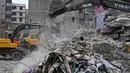 Sebelumnya, sebuah bangunan tempat tinggal lima lantai yang berada di kawasan padat penduduk Lyari, Karachi, Pakistan, ambruk pada Jumat, 4 Juli 2025, sekitar pukul 10.00 pagi waktu setempat. (Rizwan TABASSUM/AFP)