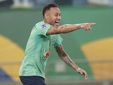Penyerang Brasil Neymar tertawa saat sesi latihan menjelang matchday 3 Kualifikasi Piala Dunia 2026 zona CONMEBOL, di Cuiaba, Brasil, Selasa, 10 Oktober 2023. (AP Photo/Andre Penner)