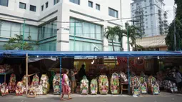 Suasana salah satu pusat penjualan parsel di kawasan Cikini, Jakarta, Rabu (13/5/2020). Selama bulan Ramadan, para pedagang mengaku omzet penjualan parsel turun hingga 90 persen dibandingkan tahun lalu akibat adanya pandemi virus corona COVID-19. (Liputan6.com/Immanuel Antonius)