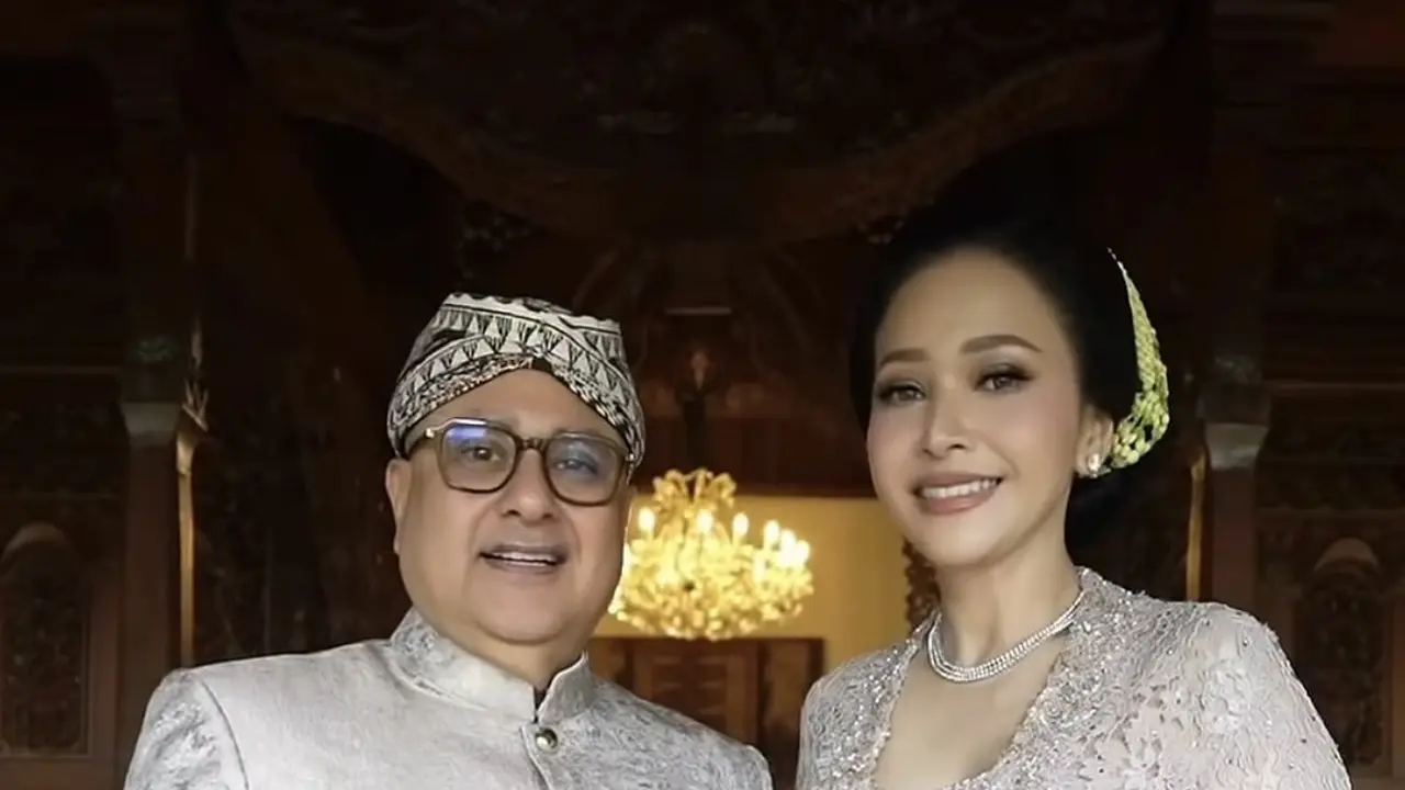 Maia Estianty dan suami kompak di saat Siraman 7 Bulanan Alyssa Daguise. [@maiaestiantyreal]