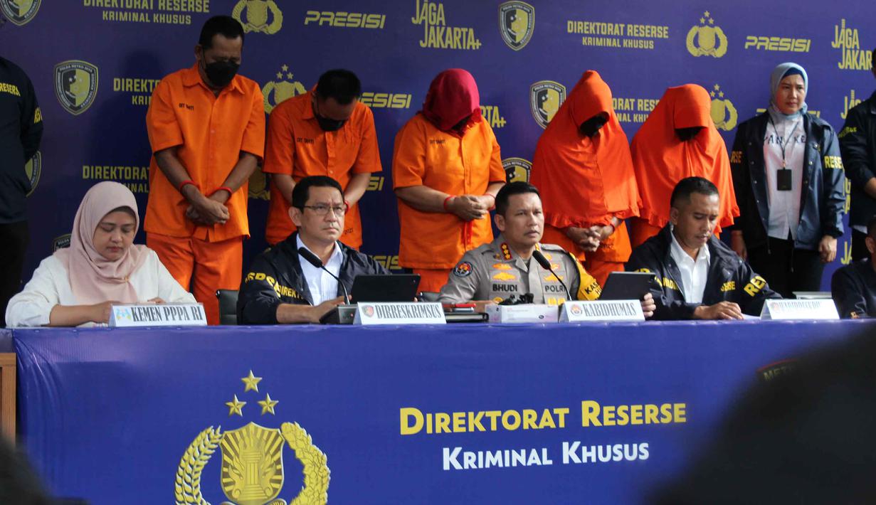 Tidak main-main, jumlah pasien dalam kasus ini mencapai 361 orang. Tampak dalam foto, Direktur Reserse Kriminal Khusus Polda Metro Jaya, Kombes Pol Edy Suranta Sitepu (kedua kiri) bersama Kabid Humas Polda Metro Jaya, Kombes Pol Bhudi Hermanto (ketiga kiri) saat memimpin rilis pengungkapan kasus praktik aborsi illegal di Mapolda Metro Jaya, Jakarta, Rabu (17/12/2025). (merdeka.com/magang/Rendi Saputra)