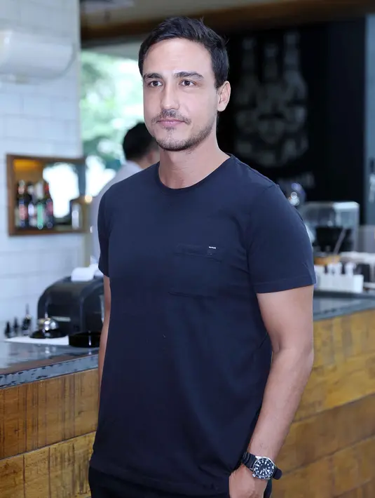 Di film terbarunya, ia bermain dengan aktor senior Ray Sahetapy. Lelaki kelahiran Gosford, Australia 36 tahun silam itu berperan sebagai Putra, cucu Ray yang diperankan oleh Ray Sahetapy. (Nurwahyunan/Bintang.com)