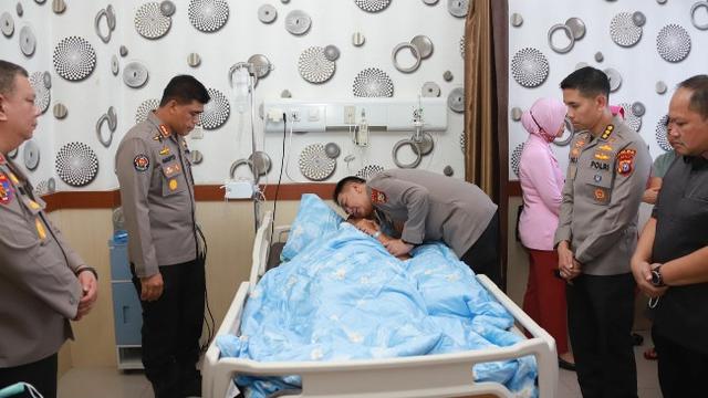 Kapolda Riau Irjen Mohammad Iqbal saat membesuk Kapolda Jambi Irjen Rusdi Hartono.