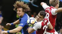 Pemain Chelsea, David Luiz menghalau bola dari kejaran pemain Arsenal, Granit Xhaka dan Nacho Monreal pada lanjutan Premier League di Stamford Bridge, (17/9/2017). Chelsea bermain imbang 0-0 melawan Arsenal. (AP/Frank Augstein)