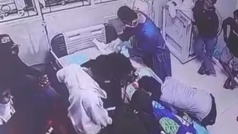 Rekaman CCTV di RSUD Kota Kendari saat salah seorang kerabat pasien memukul seorang perawat di dalam kamar ICU.(Liputan6.com/Ahmad Akbar Fua)