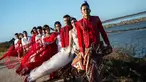 Model mengenakan busana kebaya bertema merah putih saat fashion show di tanggul Lapindo Porong, Sidoarjo, Jawa Timur, Selasa (13/8/2019). Peragaan busana yang menampilkan busana kebaya tersebut untuk memeriahkan HUT ke-74 kemerdekaan RI. (Photo by JUNI KRISWANTO / AFP)