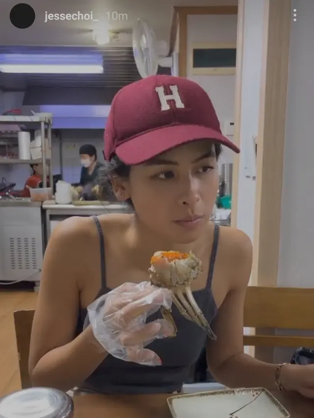 Maudy Ayunda mencicipi makanan khas Korea. (Foto: Instagram Stories @jessechoi_)