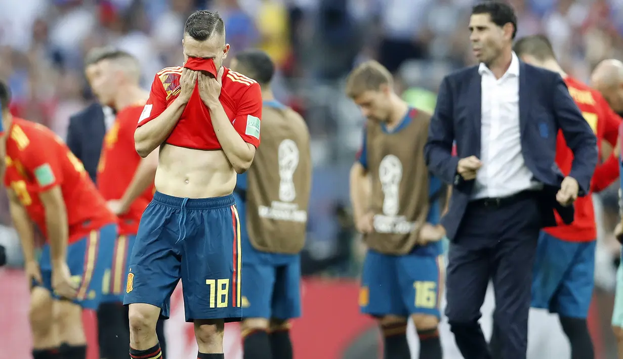 Jordi Alba menutup wajahnya setelah timnya kalah dari Rusia pada laga 16 besar Piala Dunia 2018 di Luzhniki Stadium, Moskow, Rusia, (1/7/2018). Spanyol kalah adu penalti 3-4. (AP/Antonio Calanni)