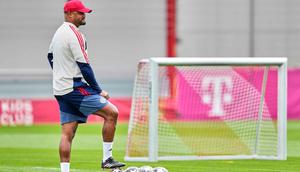 Pelatih Bayern Munchen, Vincent Kompany, mengindikasikan timnya akan tetap mempertahankan pendekatan menyerang namun dengan kewaspadaan ekstra terhadap serangan balik cepat PSG. Tampak dalam foto, pelatih Munich, Vincent Company, saat menghadiri sesi latihan jelang pertandingan leg kedua semifinal Liga Champions 2025/2026 melawan Paris Saint-Germain (PSG) di Jerman, Selasa 5 Mei 2026. (AP Photo/Matthias Schrader)