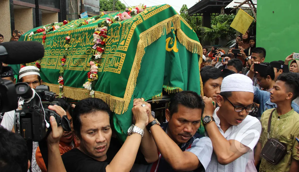 Sanak saudara serta sahabat saat mengantarkan komedian Betawi Nur Sarinuri atau lebih dikenal Mpok Nori ke tempat peristirahat terakhirnya di TPU Pondok Ranggon, Jakarta Timur, Jumat (3/4/2015). (Liputan6.com/Helmi Afandi)