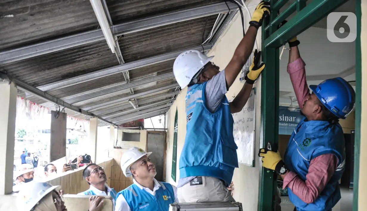 General Manager PLN Unit Induk Distribusi Jakarta Raya Doddy B.Pangaribun bersama relawan saat melakukan bersih-bersih dan cek kelistrikan di Musala Baitus Saja'ah, Pademangan, Jakarta, Rabu (15/3/2023). (merdeka.com/Iqbal S. Nugroho)