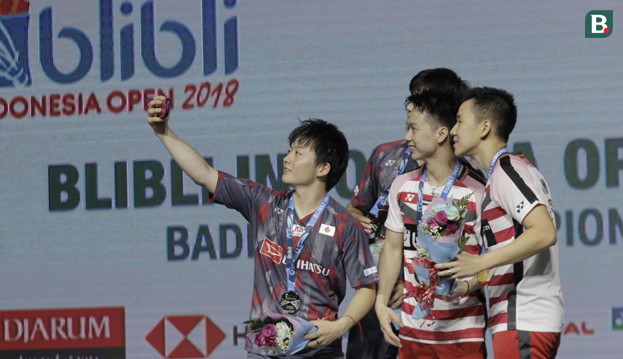 Pasangan Jepang, Takuto Inoue/Yuki Kaneko foto bersama Kevin Sanjaya/Marcus Gideon usai final Indonesia Open di Istora Senayan, Jakarta, Minggu, (8/6/2018). Kevin/Marcus menang 21-13 dan 21-16. (Bola.com/M Iqbal Ichsan)