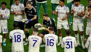 Selebrasi Emiliano Martinez setelah Aston Villa memenangi gelar juara Liga Europa. (YASIN AKGUL / AFP)