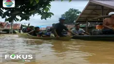 Hanya perahu yang bisa melintas, membawa harta benda dan warga mengungsi ke lokasi yang lebih aman.