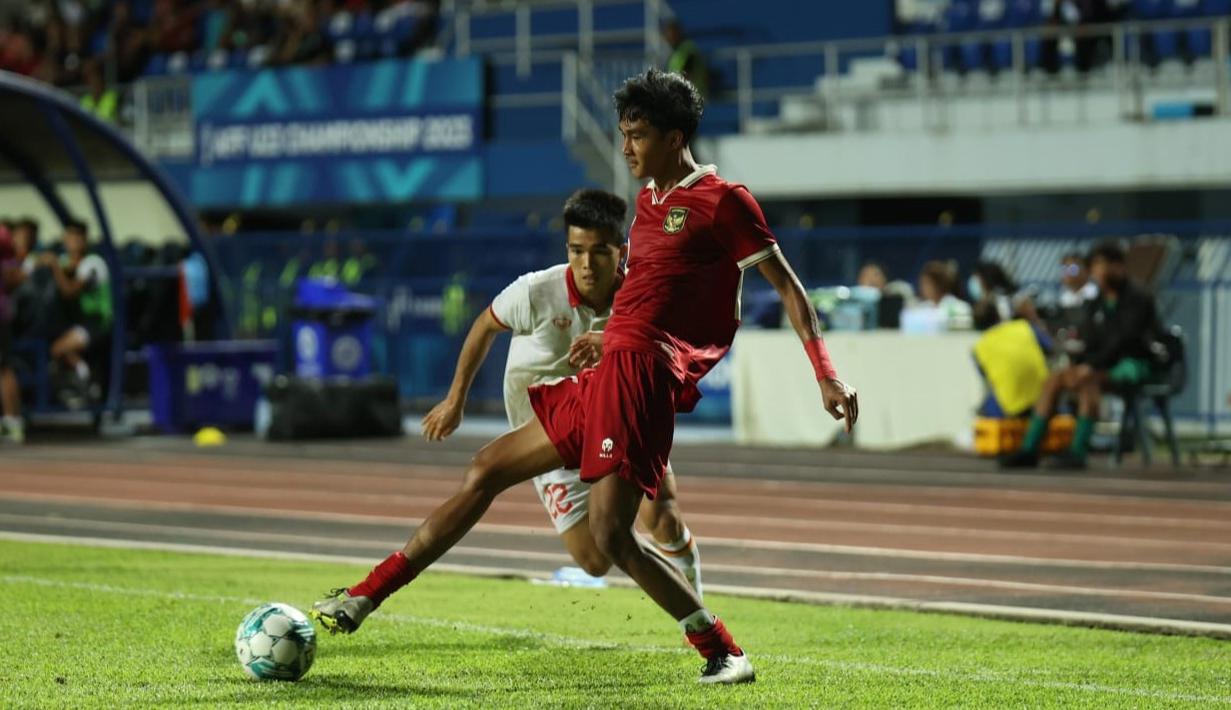 Pemain Timnas Indonesia U-23, M Ragil (kanan), mengontrol bola dibayangi pemain Timnas Vietnam U-23,  Pham Dinh Duy, dalam pertandingan final Piala AFF U-23 2023 yang berlangsung di Rayong Province Stadium, Thailand, Sabtu (26/8/2023) malam WIB. (Dok. PSSI)