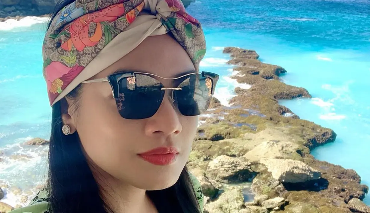 Pakai kacamata hitam serta ditambah dengan hiasan kepala, momen liburan Titi kamal semakin membuatnya bak remaja. (Liputan6.com/IG/@titi_kamall)