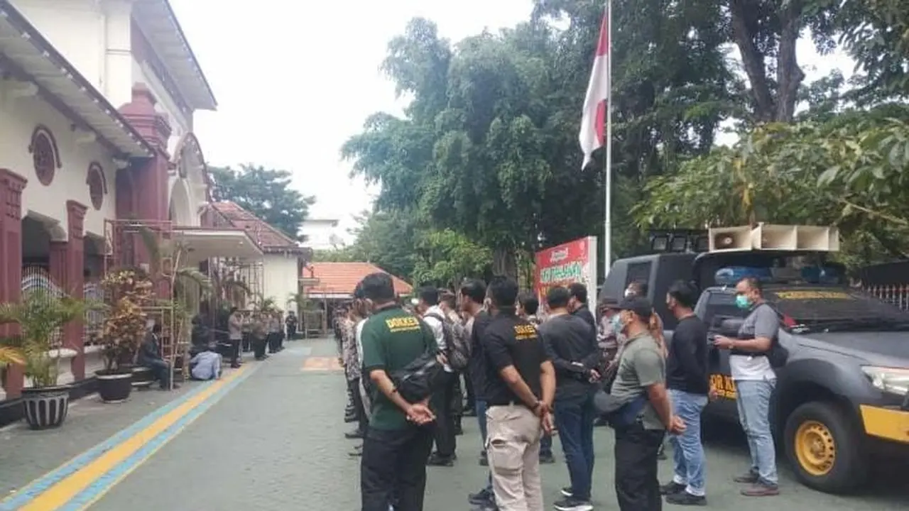 Apel pengamanan sidang perdana tragedi Kanjuruhan di Polrestabes Surabaya. (Dian Kurniawan/Liputan6.com)