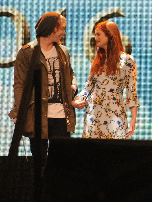 Disalah satu foto yang telah diabadikan, inilah keakraban kakak beradik Weasley yaitu Ruppert Grint dan Bonnie Wright. (AFP/Bintang.com)