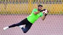 Kiper Brasil, Alisson menangkap bola saat berlatih dengan rekan setimnya jelang menghadapi Belgia dalam perempat final Piala Dunia 2018 di Stadion Tsentralny, Kazan, Rusia, Kamis (5/7). (Luis Acosta/AFP)