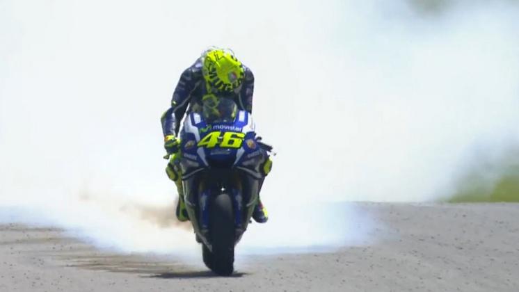 Pebalap Movistar Yamaha, Valentino Rossi, mengalami kerusakan mesin pada lap ke-8 balapan MotoGP Italia di Sirkuit Mugello, Minggu (22/5/2016). (Bola.com/Twitter/Crashnet)