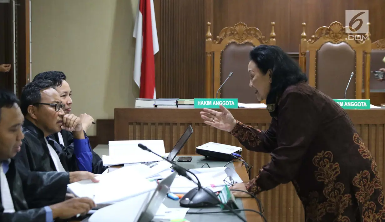 Mantan Sekjen Kemendagri, Diah Anggraeni (kanan) berbincang dengan JPU KPK saat jeda menjadi saksi pada sidang lanjutan dugaan dugaan korupsi e-KTP dengan terdakwa Markus Nari di Pengadilan Tipikor, Jakarta, Rabu (11/9/2019). (Liputan6.com/Helmi Fithriansyah)