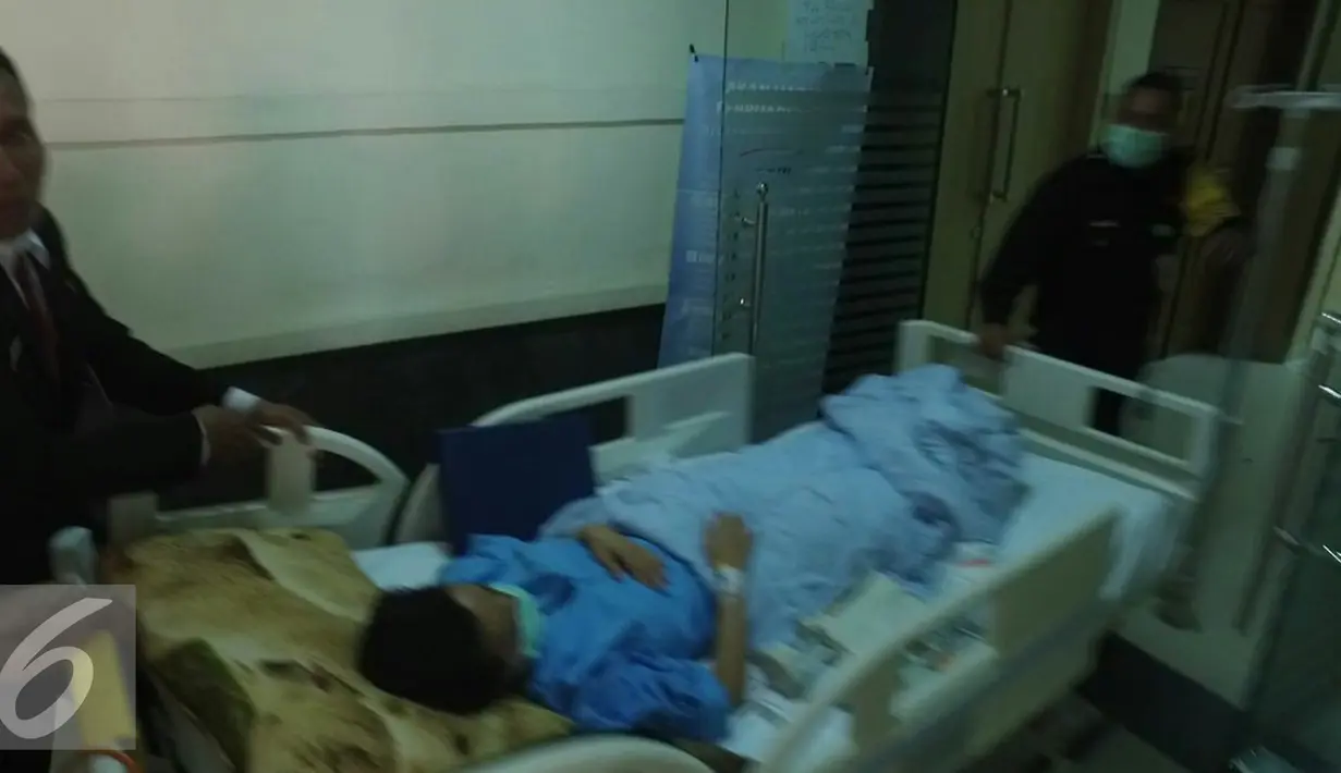 Aktris Julia Perez terbaring dibawa petugas rumah sakit usai menjalani pemeriksaan MRI di RSCM, Jakarta, Rabu (28/12). Julia Perez masuk rumah sakit sejak pekan lalu. Sebelumnya, ia sempat merasakan sakit di bagian kakinya. (Liputan6.com/Herman Zakharia)