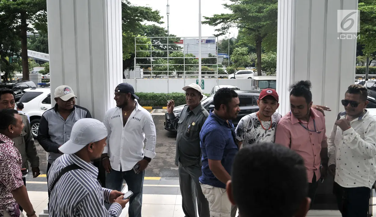 Kerabat terdakwa Hercules Rosario Marshal saat menghadiri sidang perdana di PN Jakarta Barat, Rabu (16/1). Selain Hercules, polisi juga menahan beberapa anak buahnya selaku eksekutor. (Merdeka.com/Iqbal Nugroho)