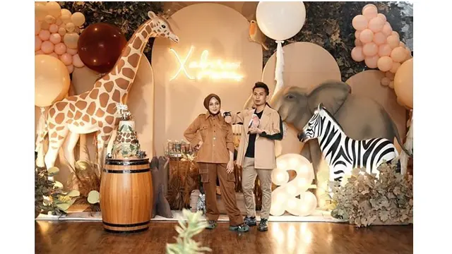 Rachel Vennya dan Niko Al-Hakim merayakan ulang tahun putra sulungnya dengan tema kebun binatang.