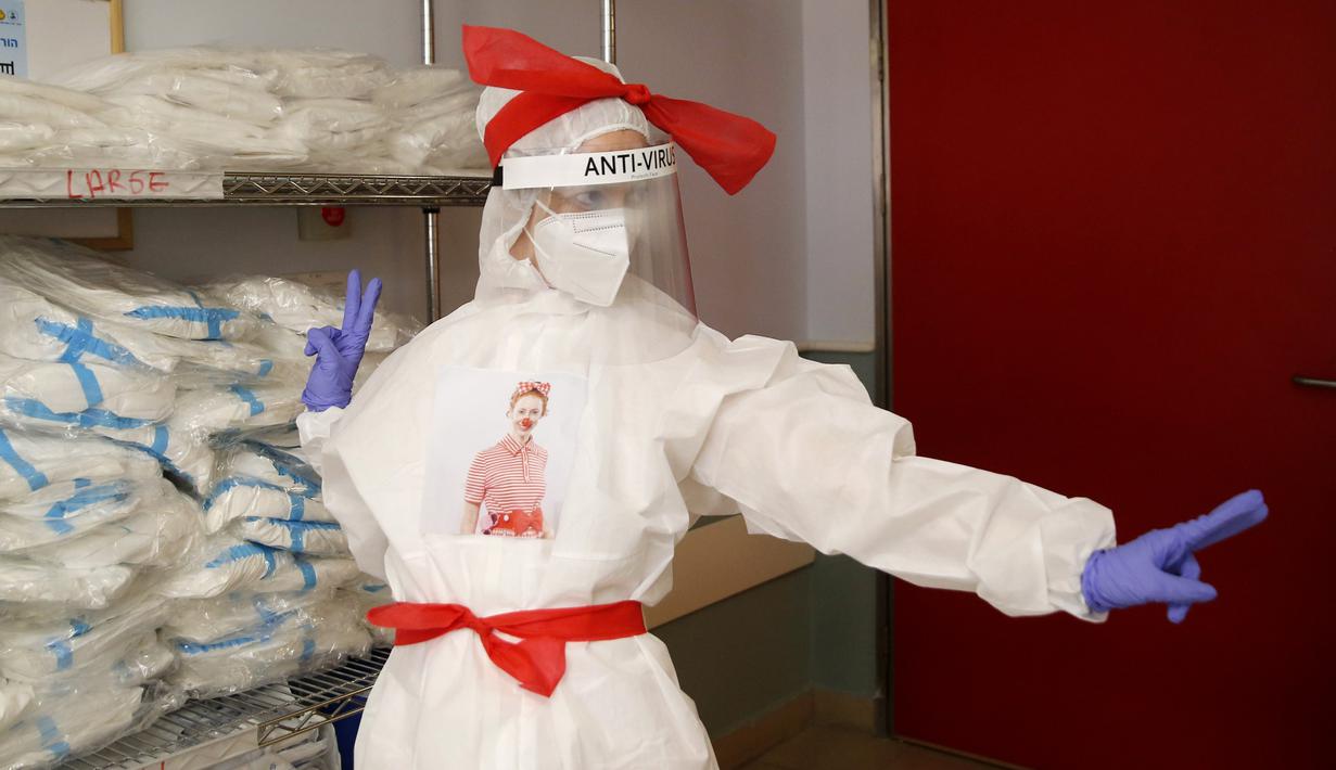 Badut medis yang memakai alat pelindung diri (APD) terlihat sebelum mengunjungi pasien anak-anak di bangsal COVID-19 di Sheba Medical Center, Kota Ramat Gan, Israel, 20 Oktober 2020. (Xinhua/Gil Cohen Magen)