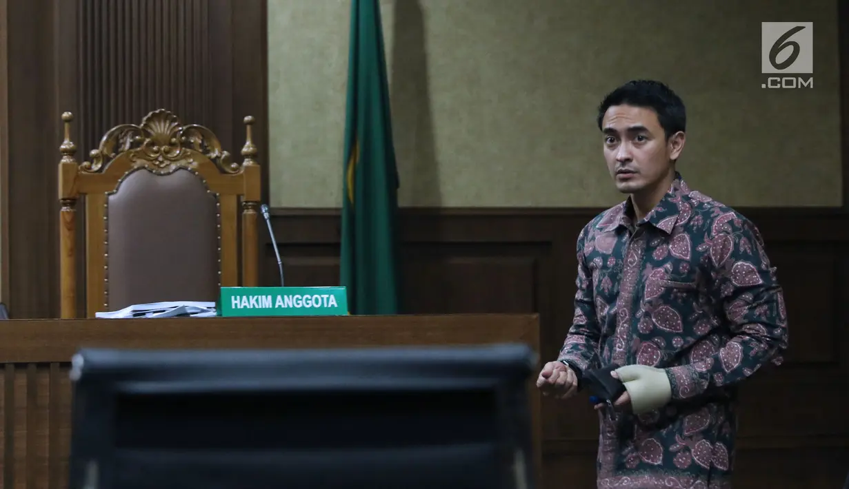 Gubernur nonaktif Jambi, Zumi Zola saat jeda sidang lanjutan kasus dugaan menerima gratifikasi dan suap di Pengadilan Tipikor Jakarta, Kamis (6/9). Sidang menghadirkan 10 orang saksi dari unsur PNS dan swasta. (Liputan6.com/Helmi Fithriansyah)