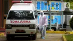 Petugas menyiapkan mobil ambulans untuk membawa pasien terduga virus corona di RSPI Prof. Dr. Sulianti Saroso, Sunter, Jakarta Utara, Kamis (5/3/2020). Satu WNA terindikasi virus corona diizinkan pulang setelah hasil pemeriksaan, WNA itu negatif corona. (merdeka.com/Imam Buhori)