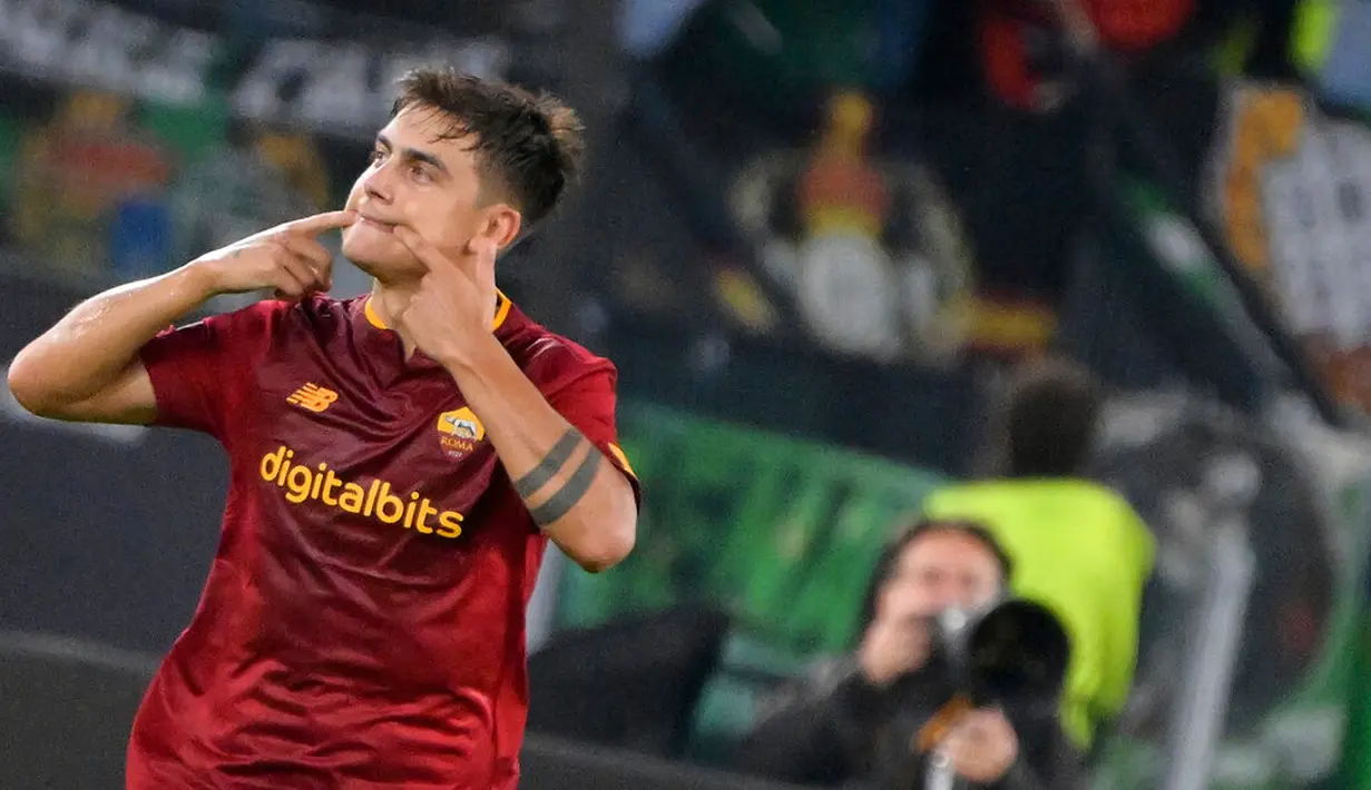 Pemain AS Roma Paulo Dybala melakukan selebrasi usai mencetak gol ke gawang Real Betis pada pertandingan sepak bola Liga Europa di Roma, Italia, 6 Oktober 2022. AS Roma kalah 1-2 dari Real Betis. (Alfredo Falcone/LaPresse via AP)