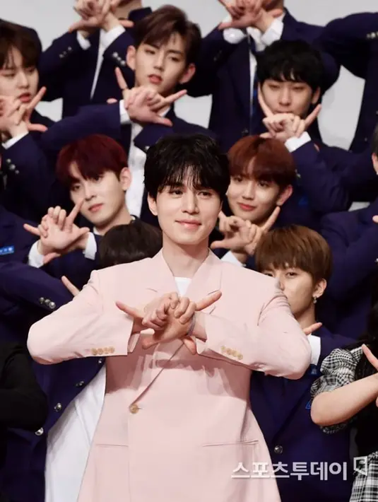 Lee Dong Wook berfoto bersama para peserta Produce X 101. (sumber: Liputan6.com/mydailykorea)