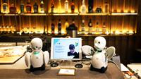 Miniatur robot humanoid bernama OriHime terlihat di Dawn Cafe, Tokyo, Jepang, 17 Agustus 2021. Peluncuran kafe ini bersamaan dengan Paralimpiade yang akan dibuka pada 24 Agustus. (Behrouz MEHRI/AFP)
