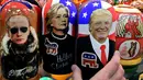 Matryoshka berkarakter Hillary Clinton dan Donald Trump dipajang disebuah toko di Moskow, Rusia (16/1). Biasanya satu buah Matryoshka ukuran sedang didalamnya bisa terdiri dari 10 buah boneka atau bahkan lebih. (AFP/Alexander Nemenov)
