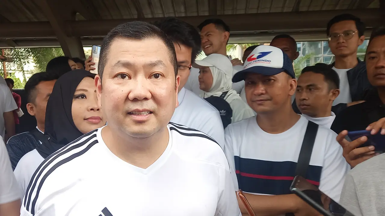 Ketua Umum Perindo Hary Tanoesoedibjo usai mengikuti kegiatan jalan santai dan CFD di kawasan SCBD, Jakarta, Minggu (24/9/2023).
